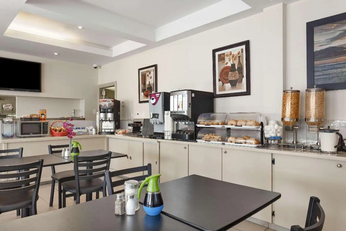 Days Inn by Wyndham Montreal East Bar