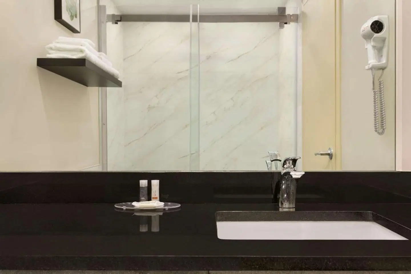 Days Inn by Wyndham Montreal East Badezimmer