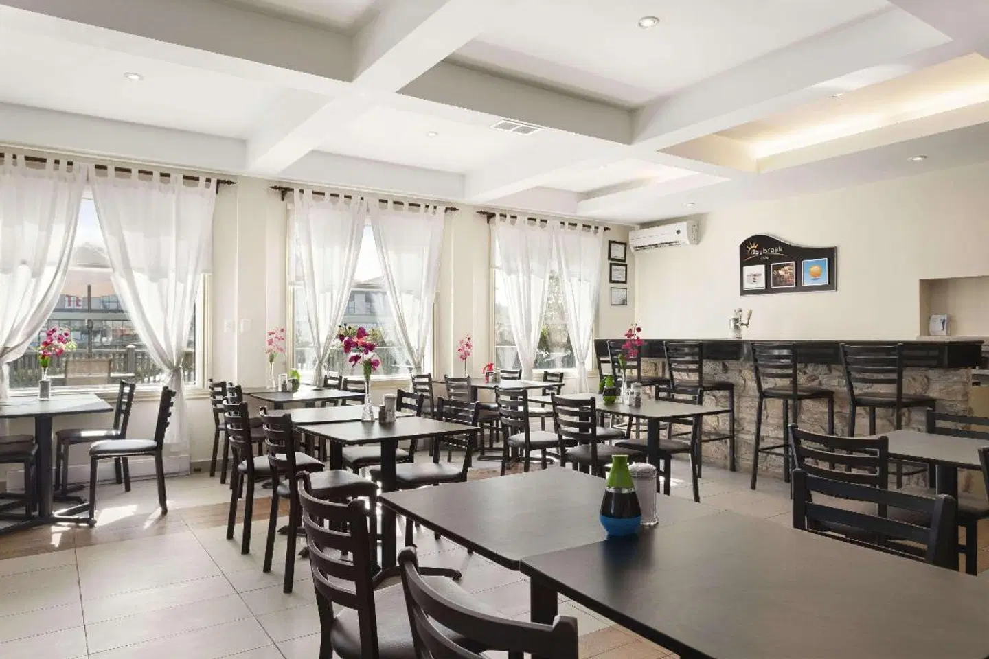 Days Inn by Wyndham Montreal East Bar