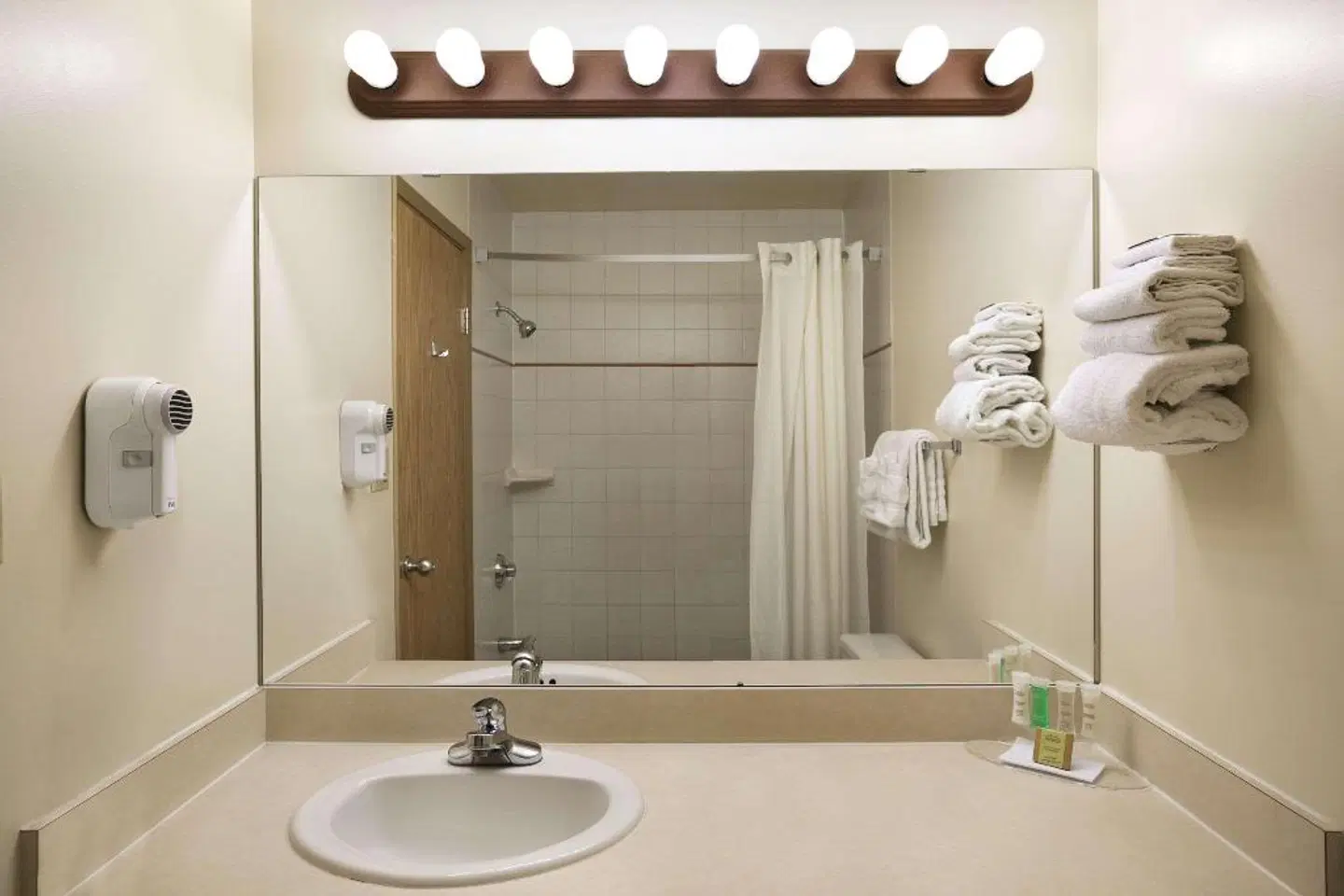 Super 8 by Wyndham Slave Lake AB Badezimmer