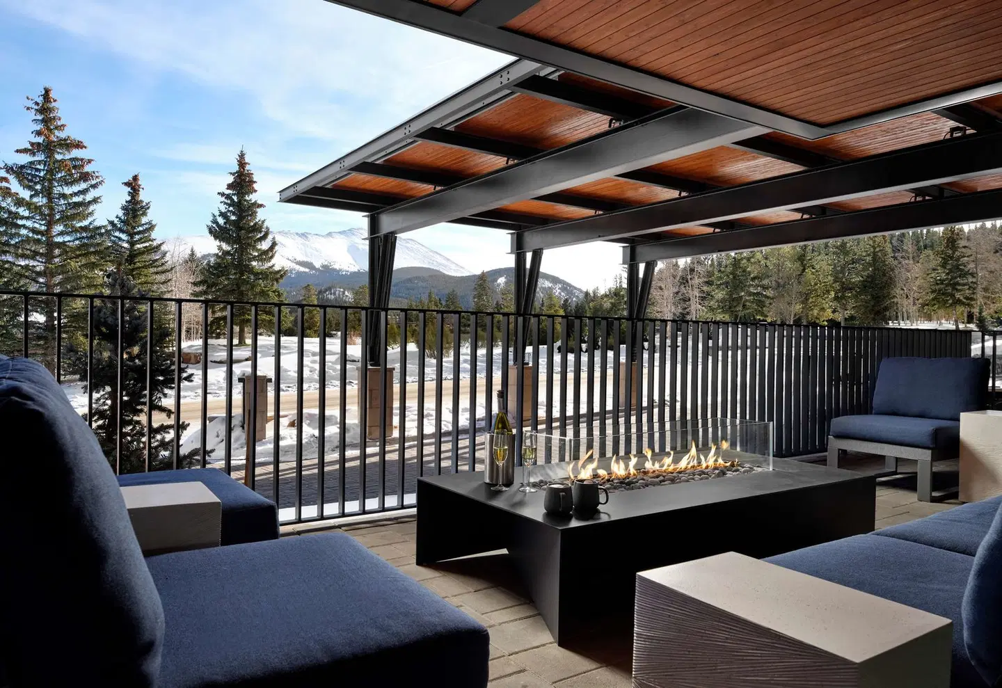 Hotel Alpenrock Breckenridge, Curio Collection by Hilton Terrasse