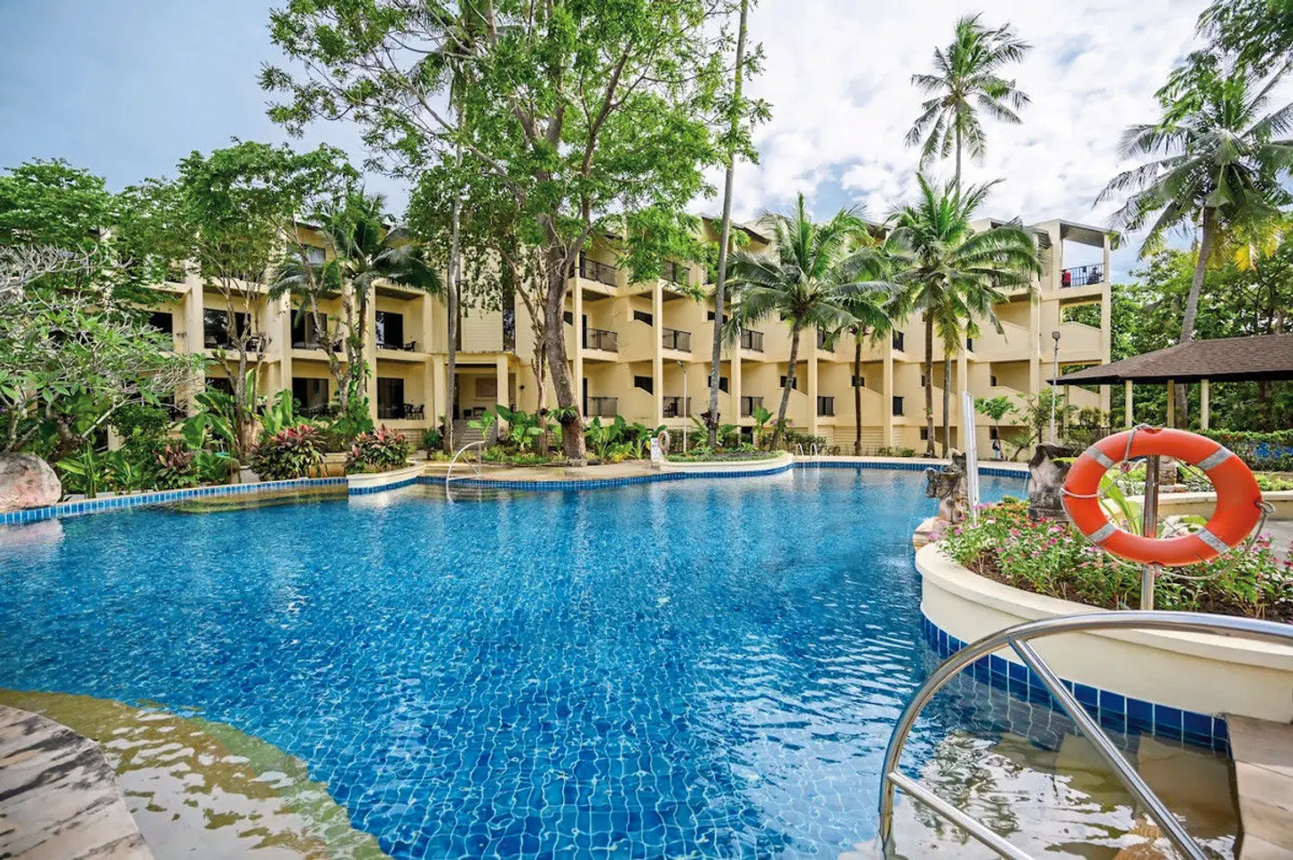 Horizon Karon Beach Resort & Spa OUTDOOR_POOL