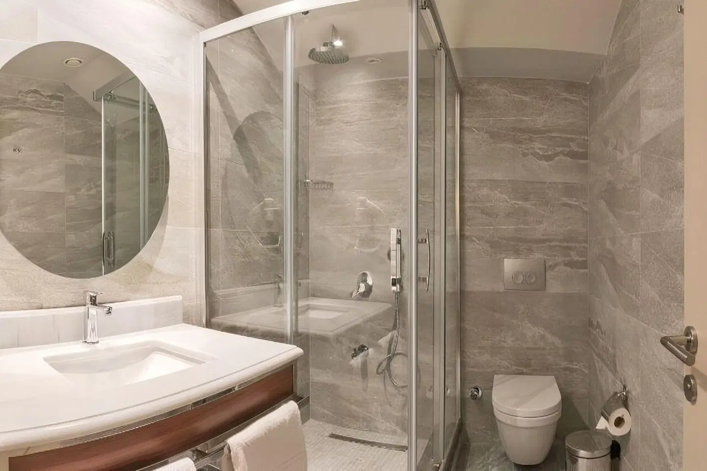 Golden Royal Hotel Badezimmer