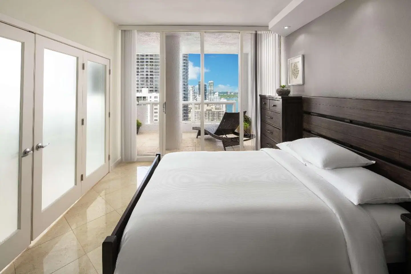 DoubleTree by Hilton Grand Hotel Biscayne Bay ROOM_EXAMPLE