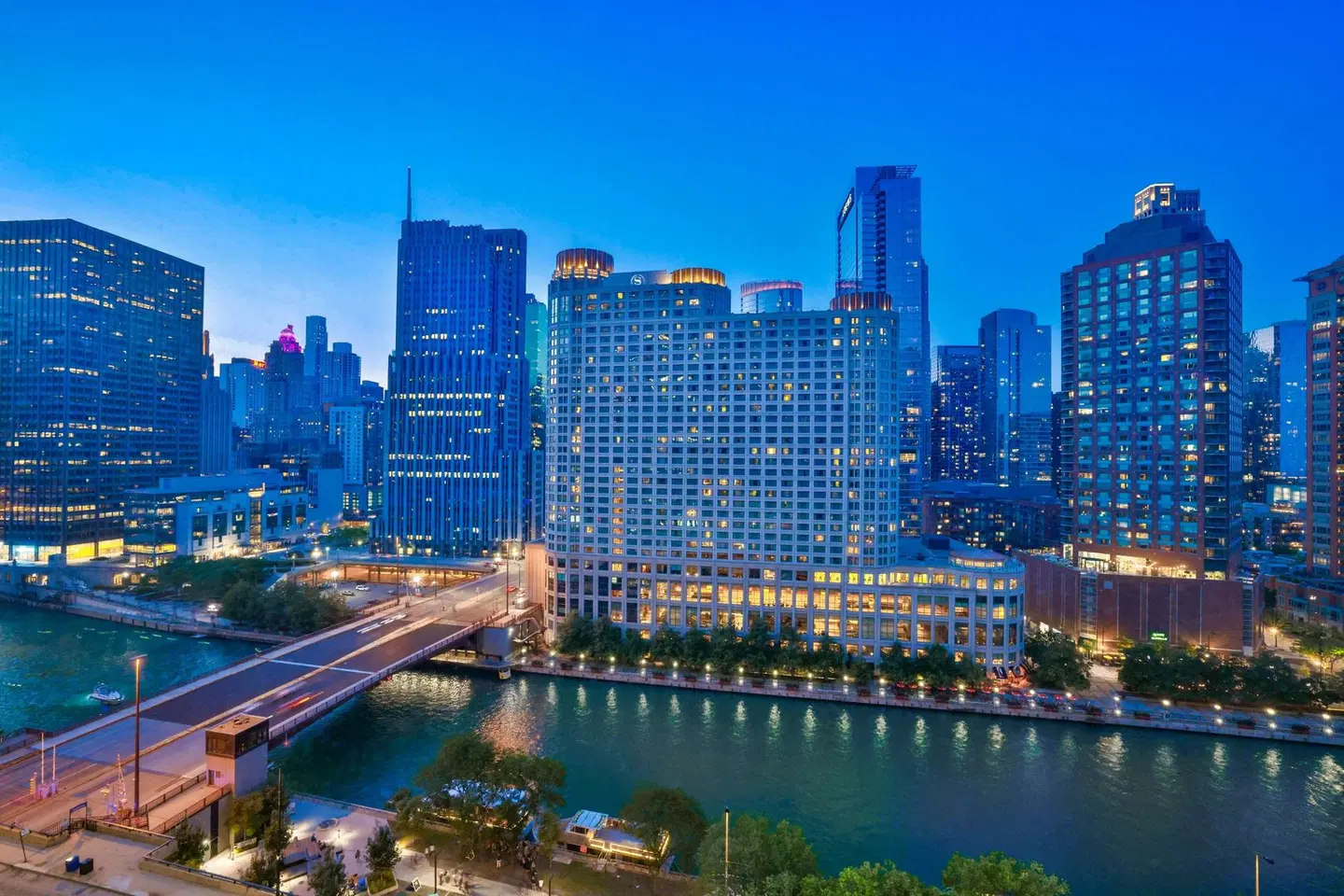Sheraton Grand Chicago EXTERIOR