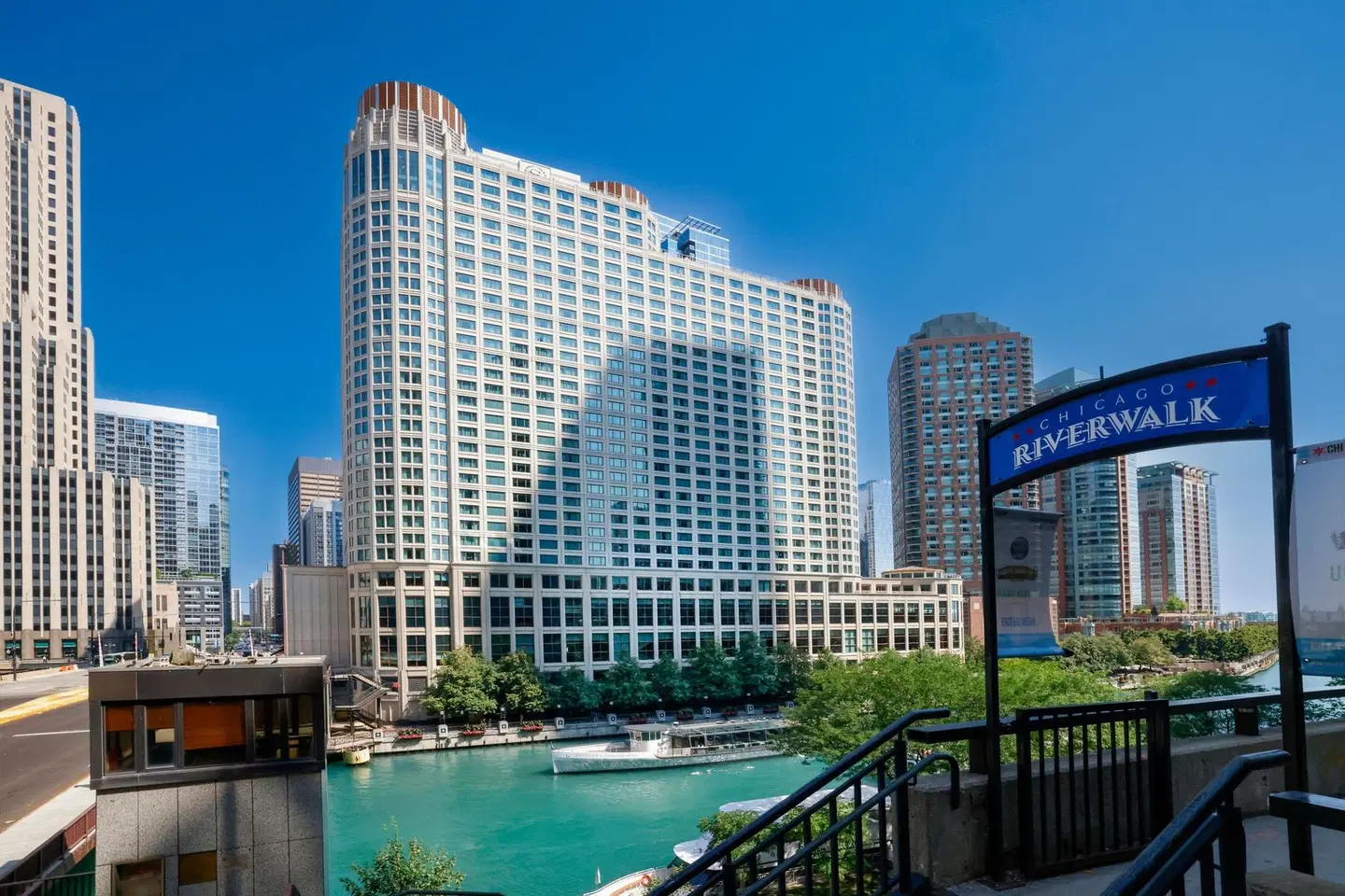 Sheraton Grand Chicago EXTERIOR