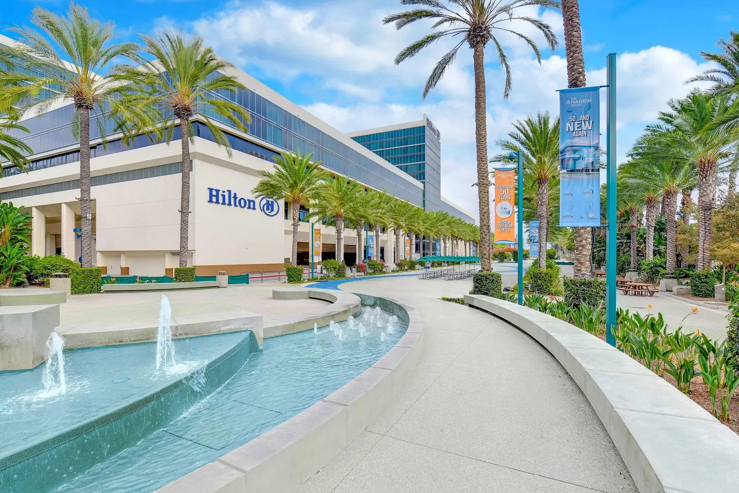 Hilton Anaheim OUTDOOR_POOL