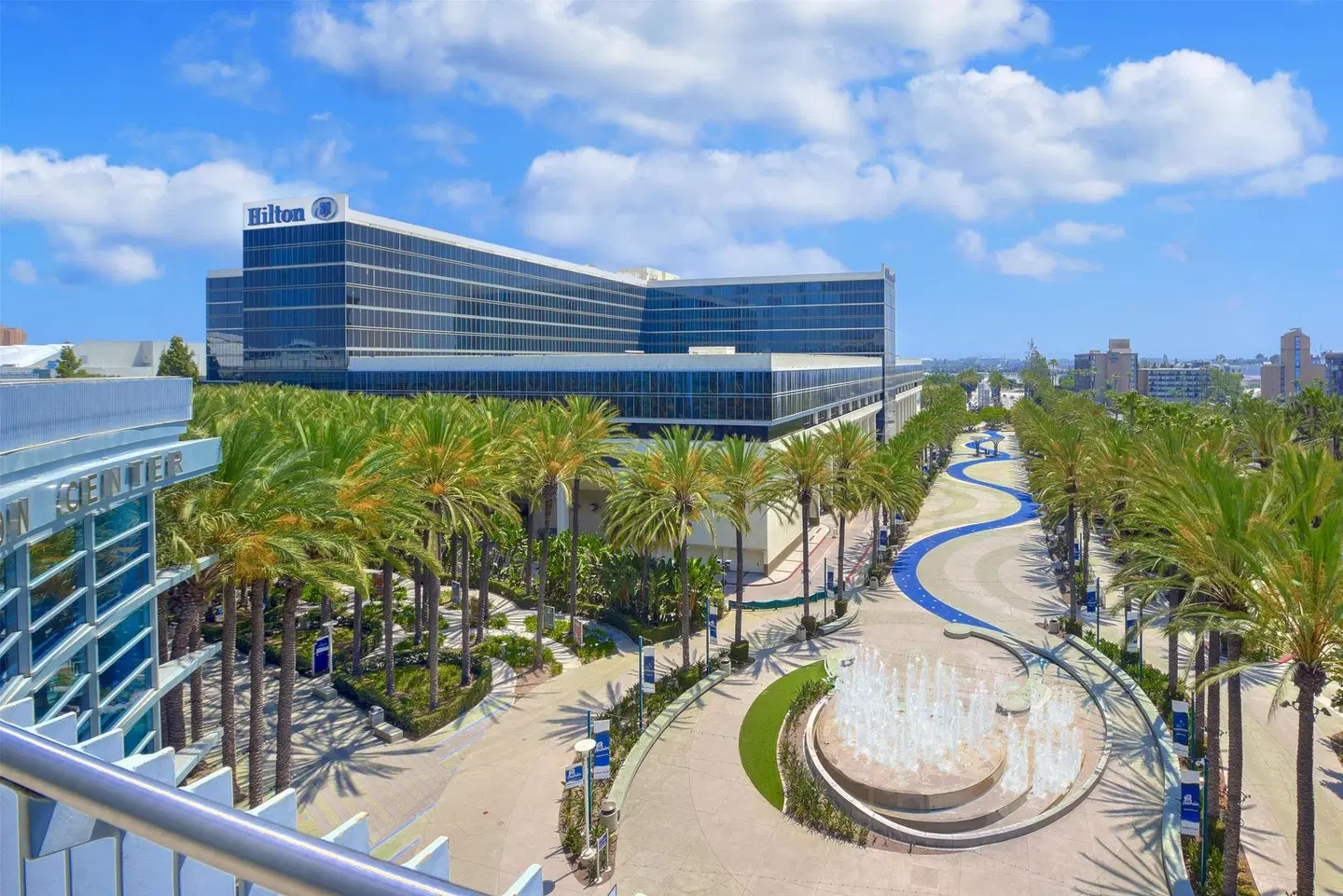 Hilton Anaheim EXTERIOR