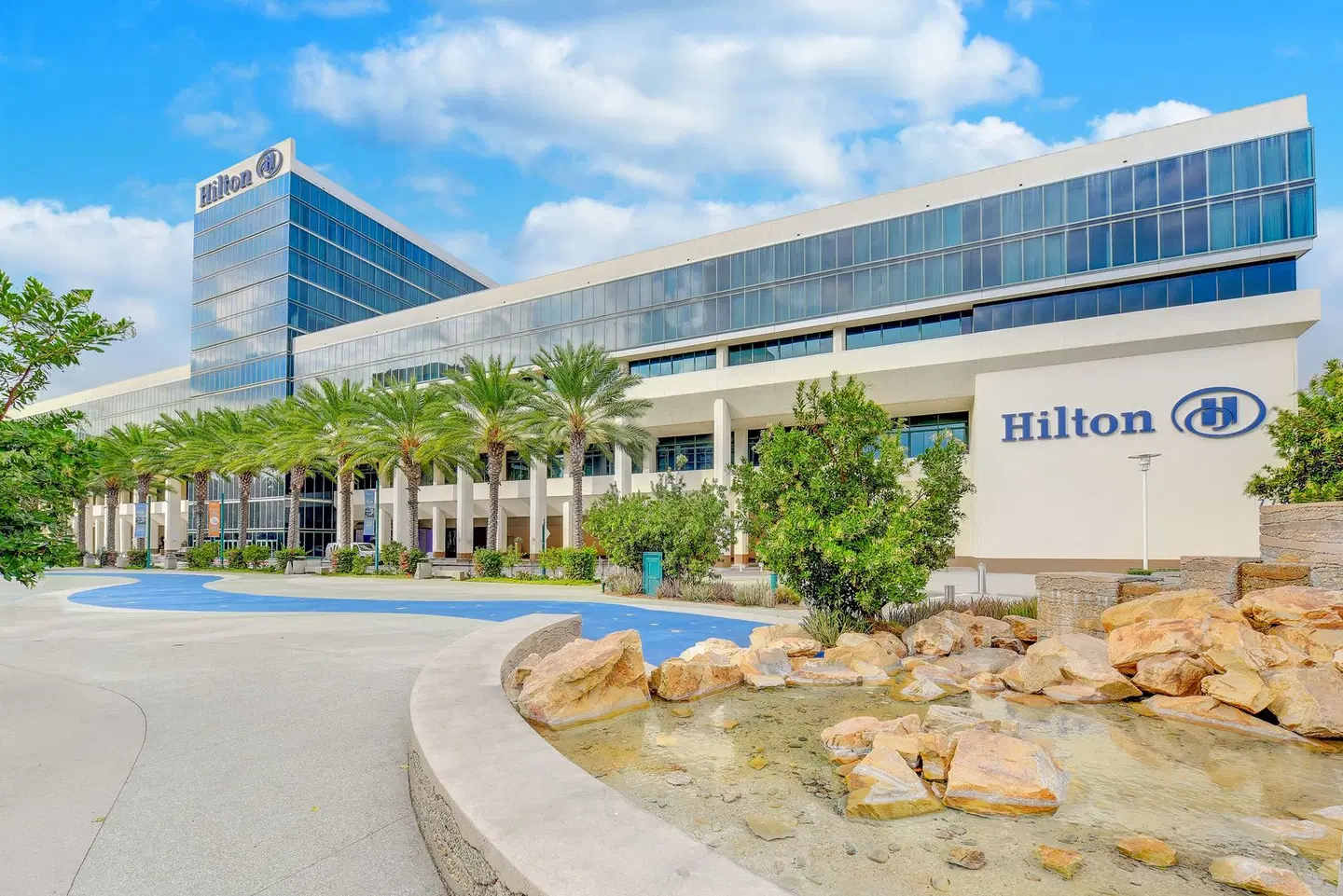Hilton Anaheim EXTERIOR
