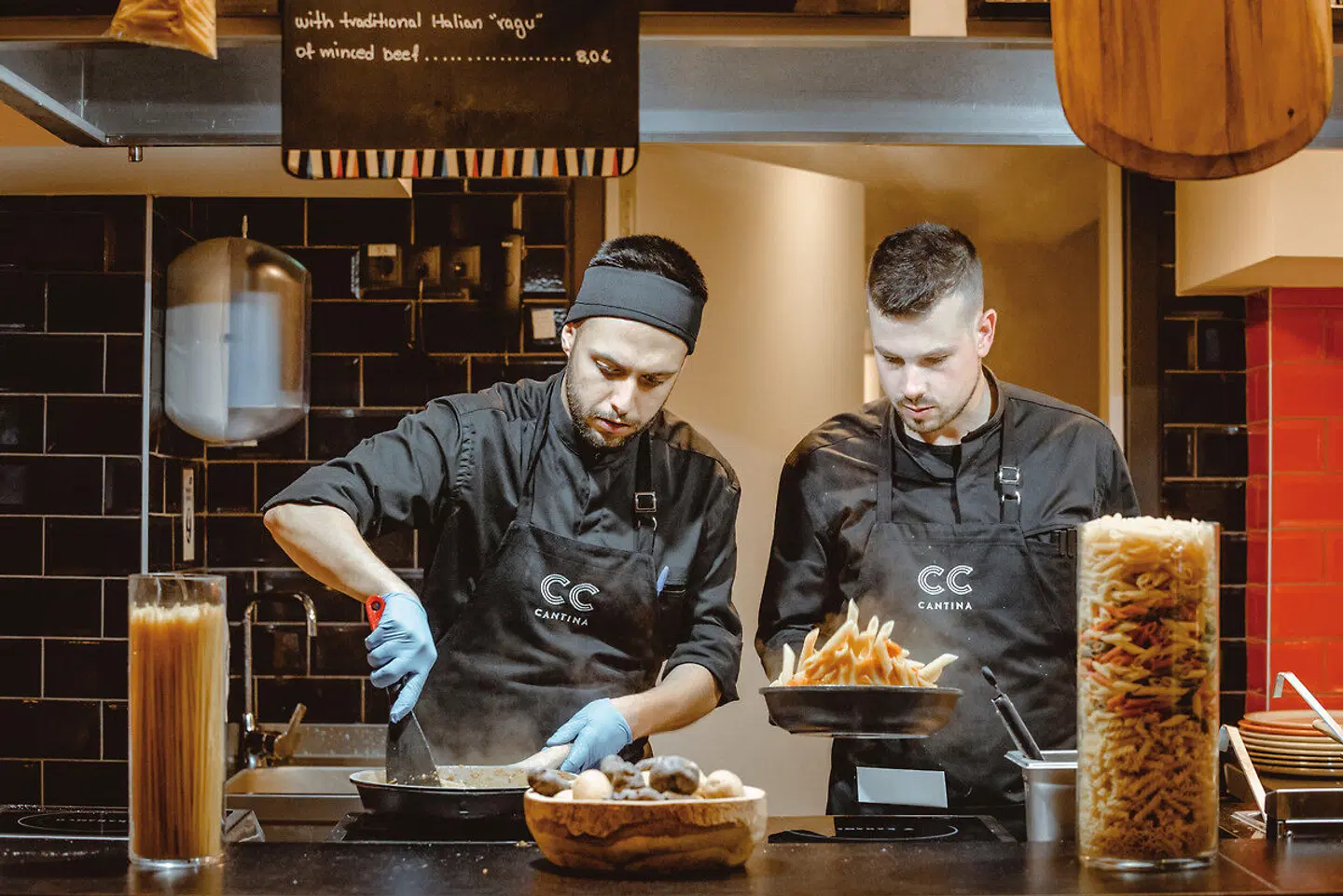 Cook's Club Hersonissos PEOPLE