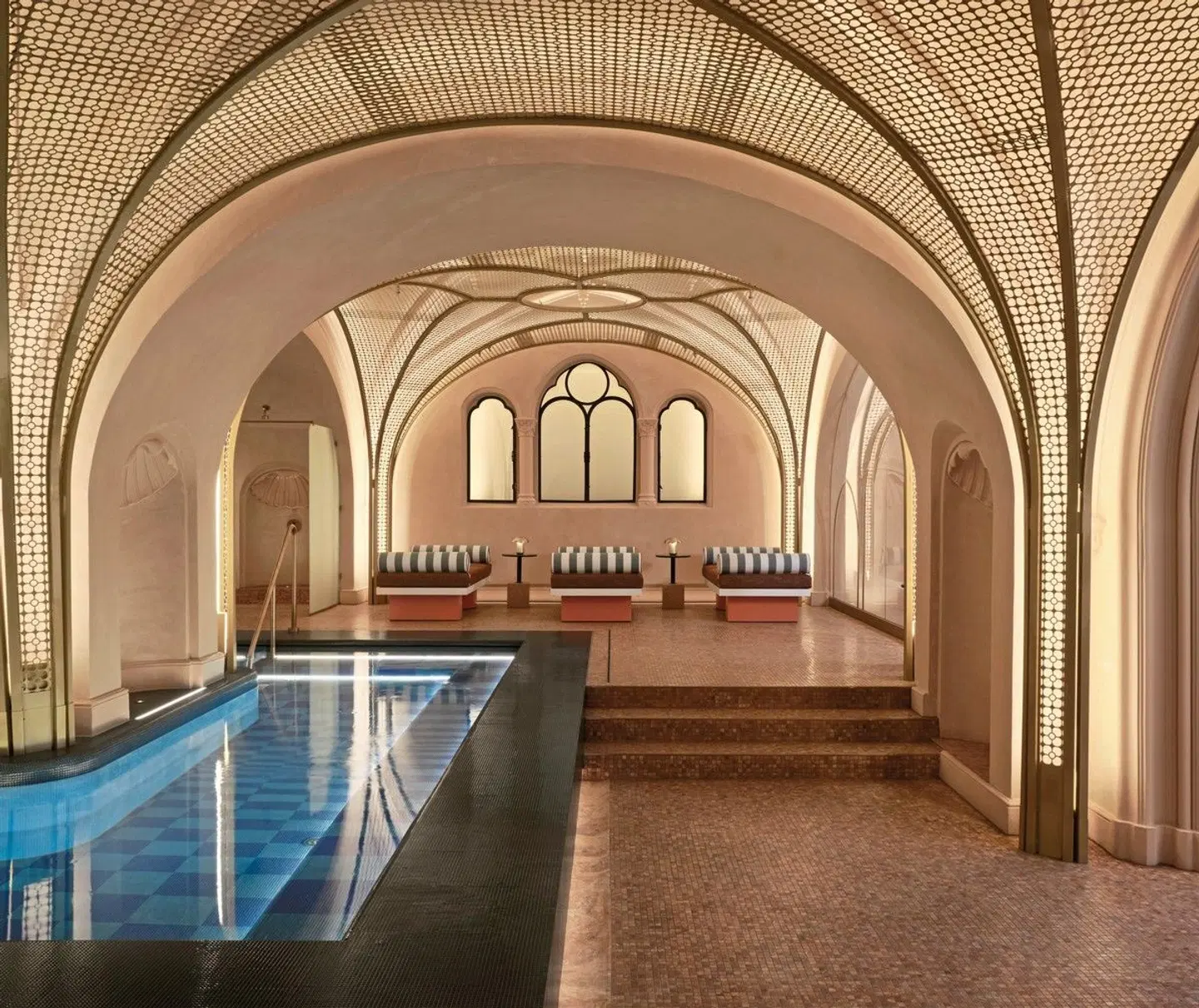 W Budapest Hallenbad