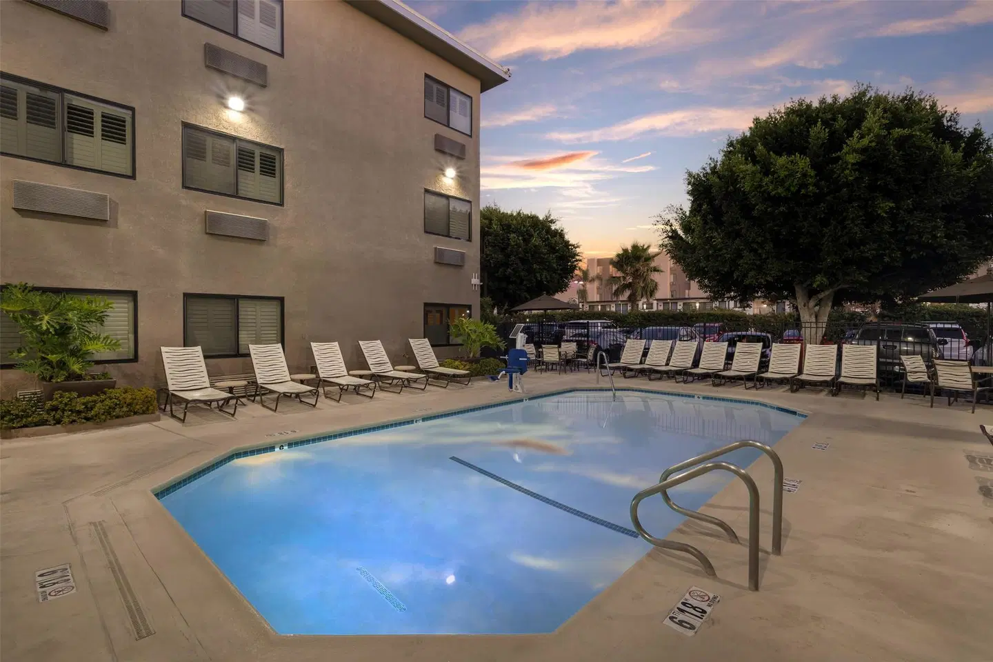 Best Western Plus Park Place Inn - Mini Suites OUTDOOR_POOL