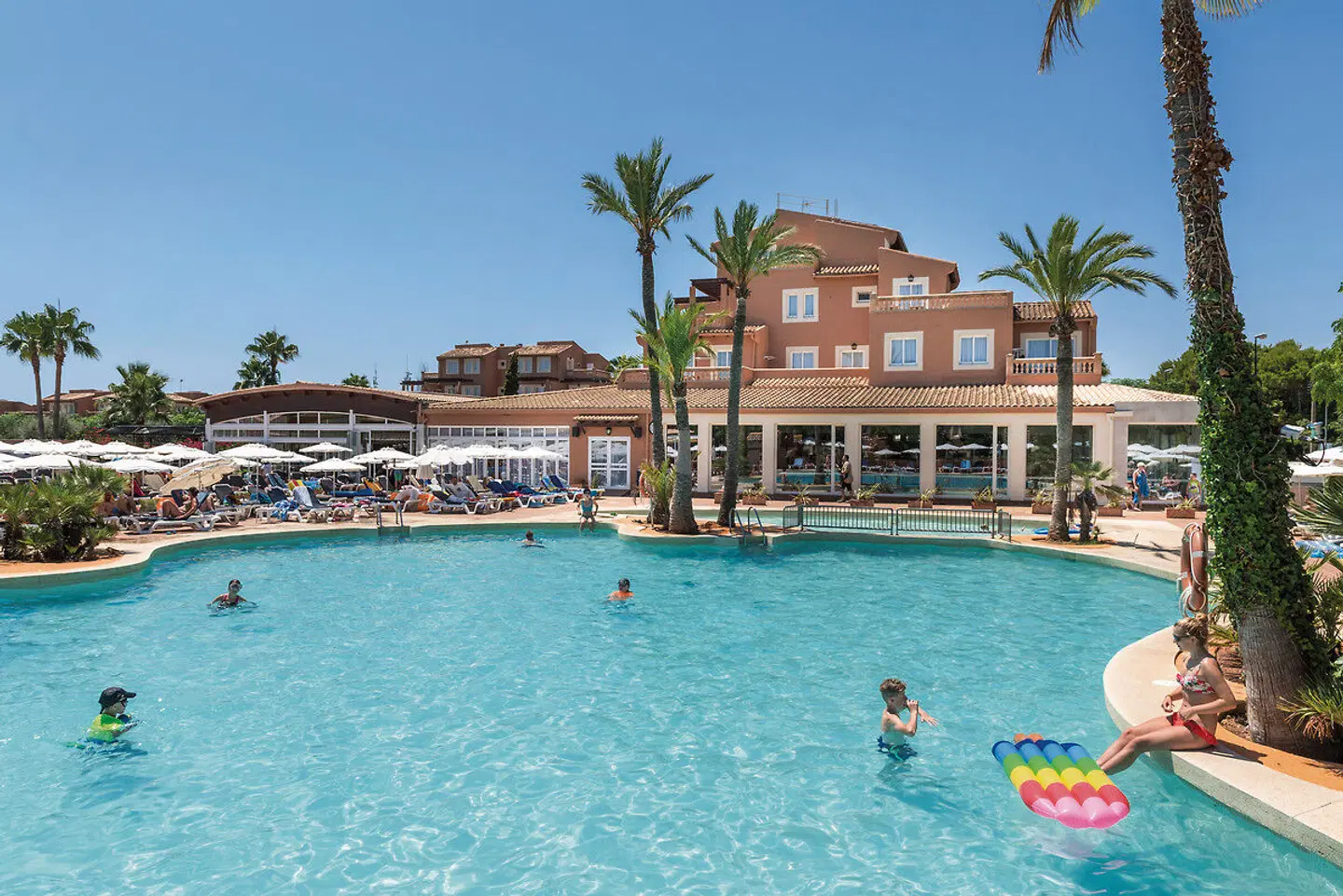 Ciudad Laurel OUTDOOR_POOL