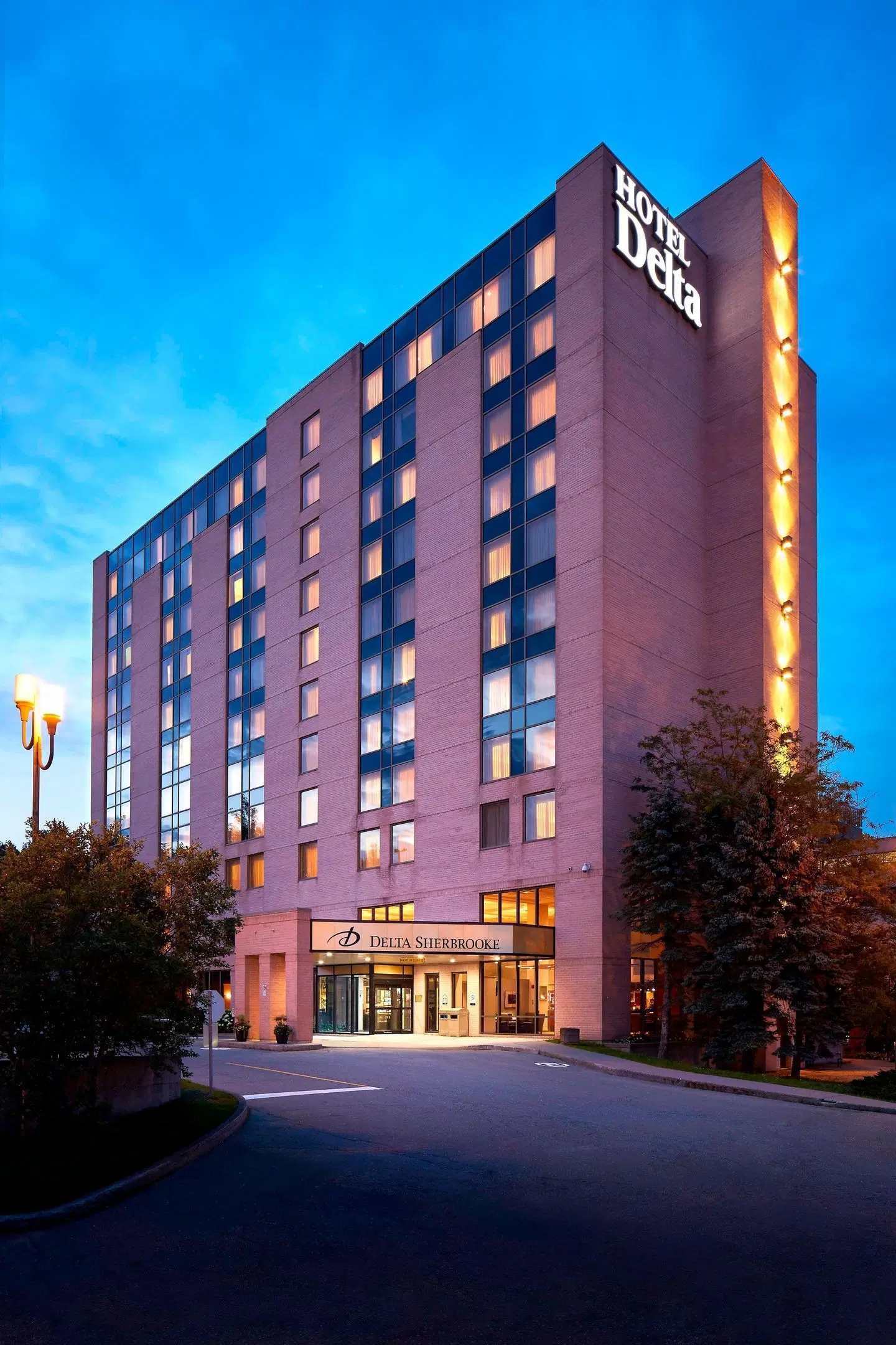 Delta Hotels by Marriott Sherbrooke Conference Centre EXTERIOR
