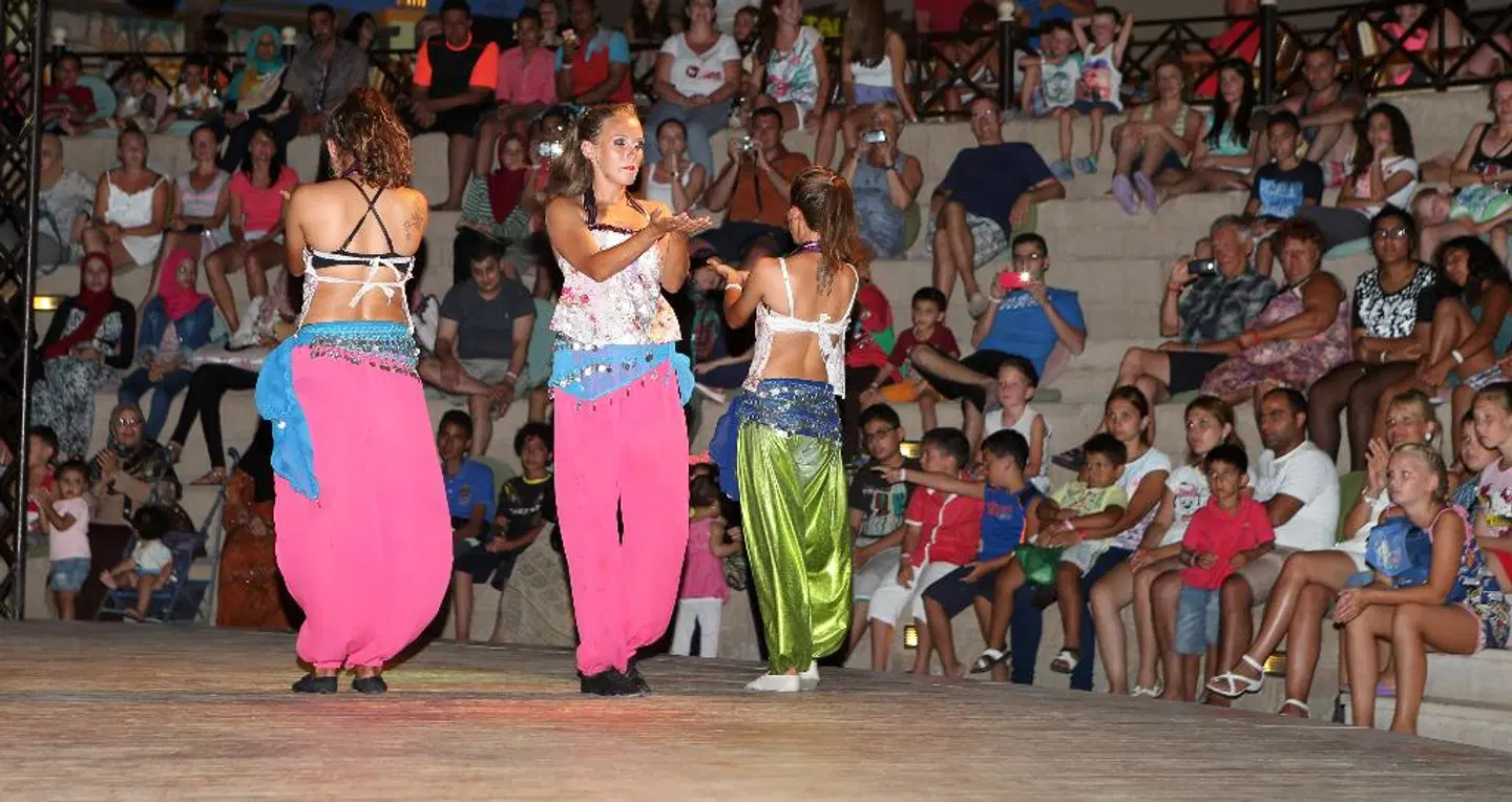 El Karma Aqua Beach Resort PEOPLE