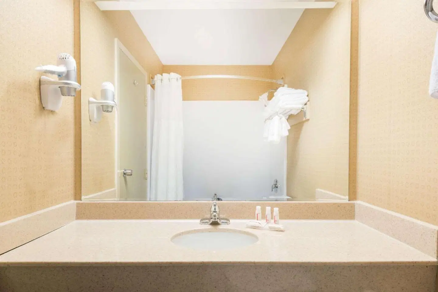 Ramada by Wyndham St. John's Badezimmer