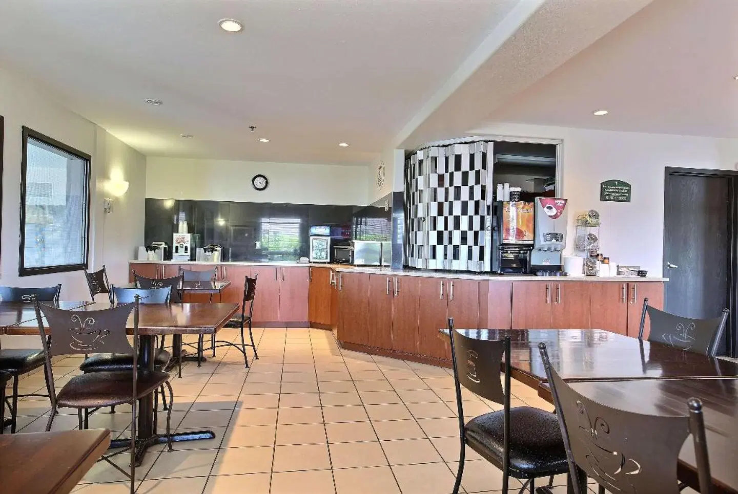 Super 8 by Wyndham Trois-Rivieres Bar