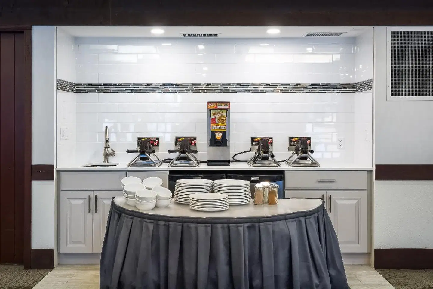 Blackcomb Springs Suites By Clique Restaurant