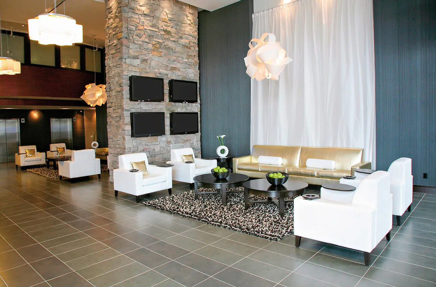 Sandman Signature Toronto Airport Badezimmer
