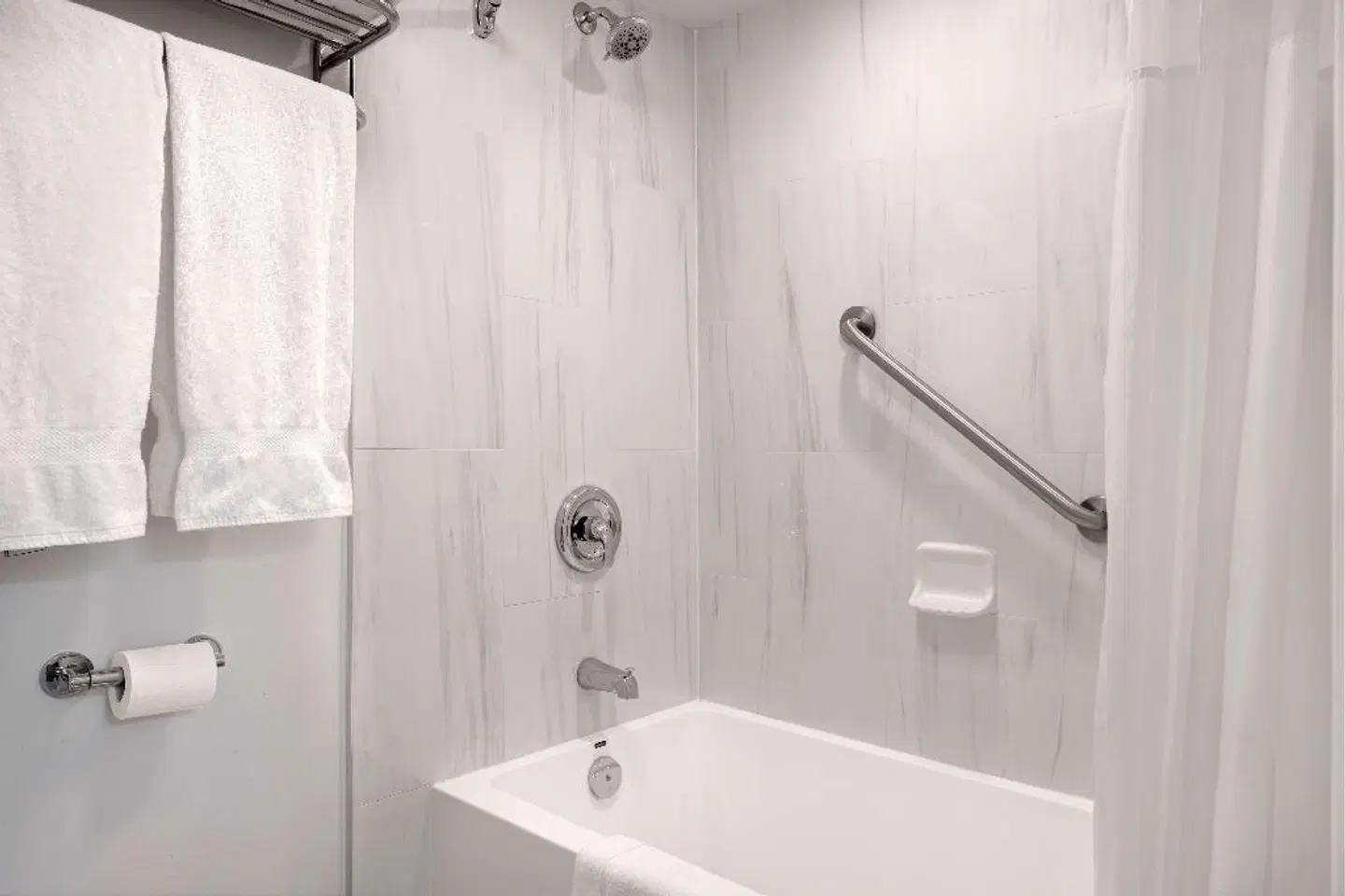 Days Inn by Wyndham Victoria Uptown Badezimmer