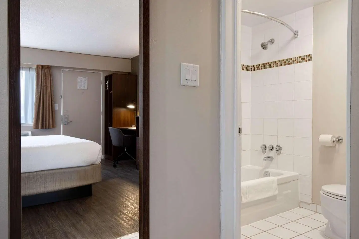 Days Inn by Wyndham Victoria Uptown Badezimmer