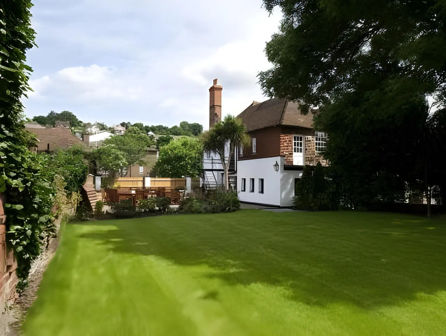 The Red Lion EXTERIOR