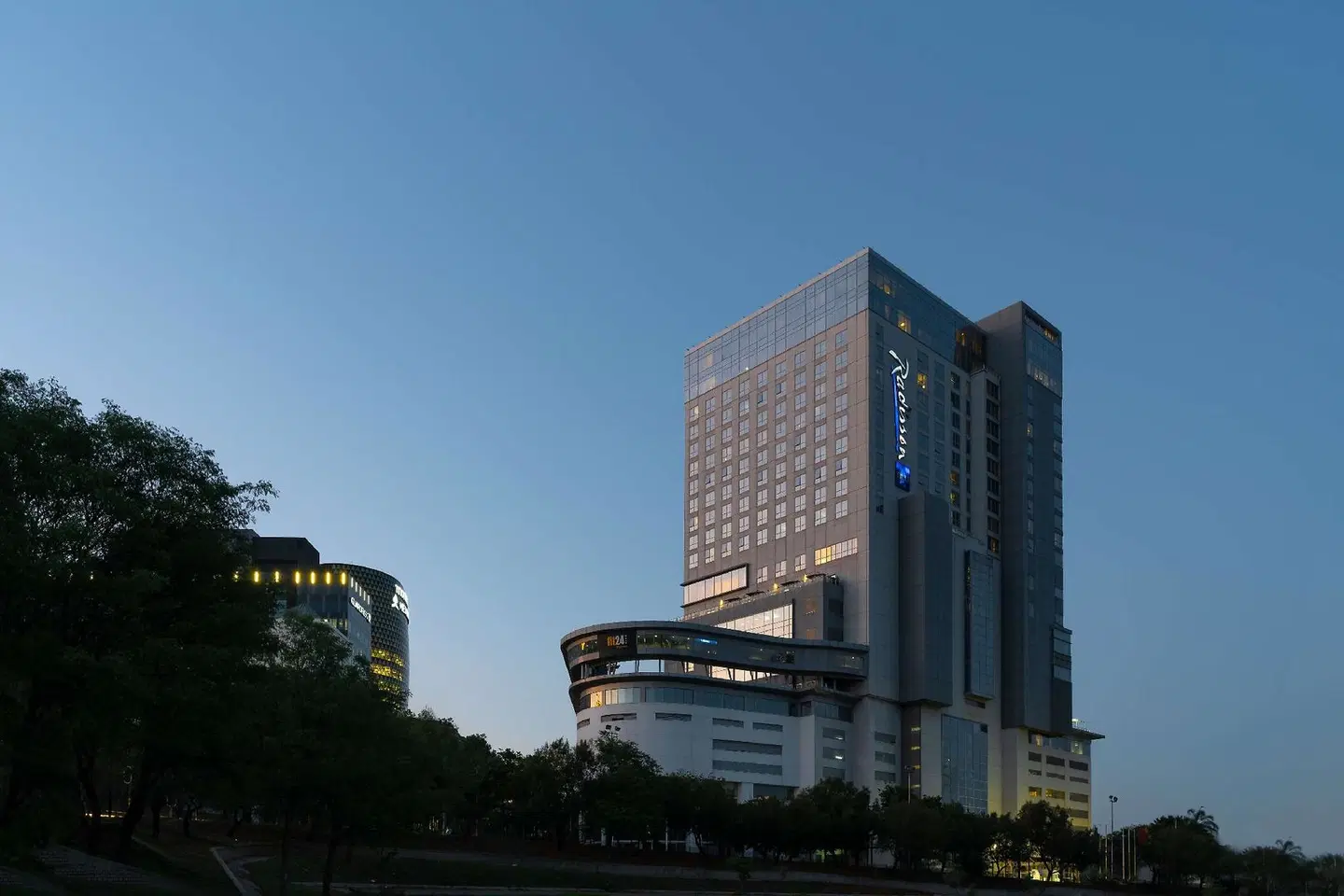 Radisson Blu Hotel Sandton, Johannesburg EXTERIOR