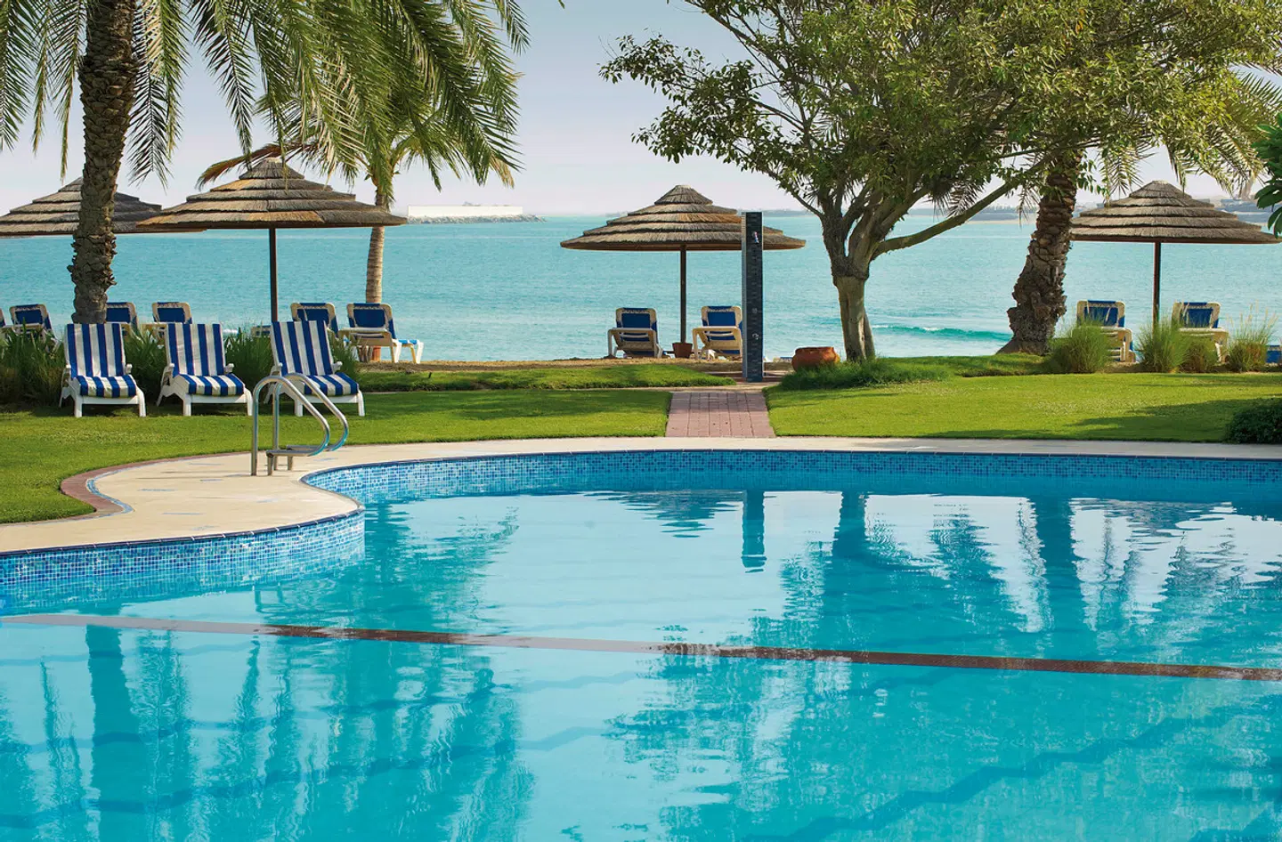 Le Méridien Abu Dhabi OUTDOOR_POOL