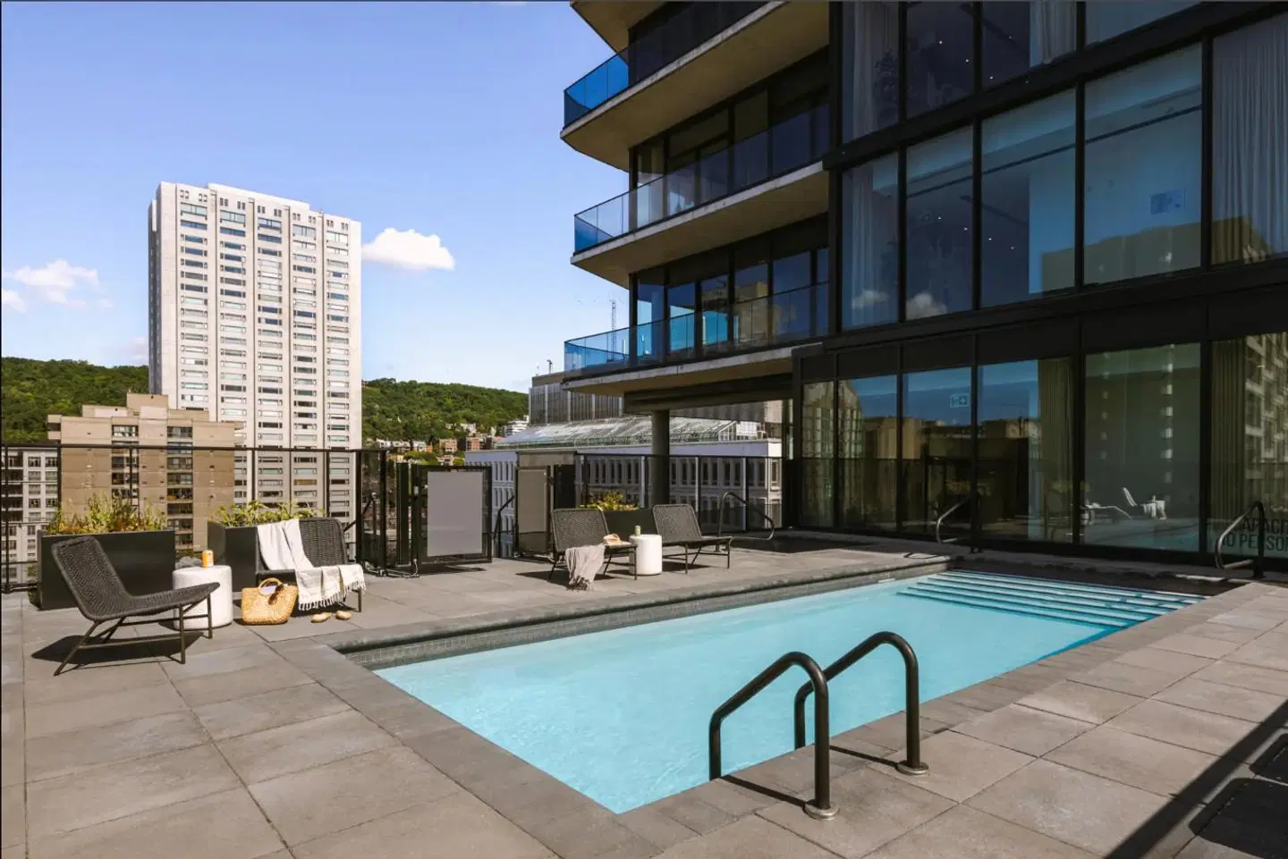 Sonder Maisonneuve OUTDOOR_POOL
