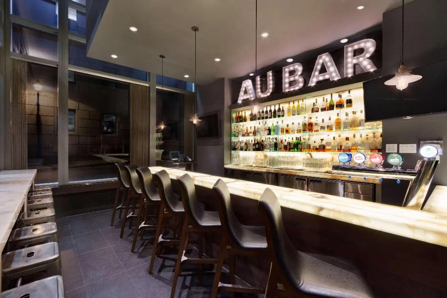 Embassy Suites by Hilton - Montreal Bar