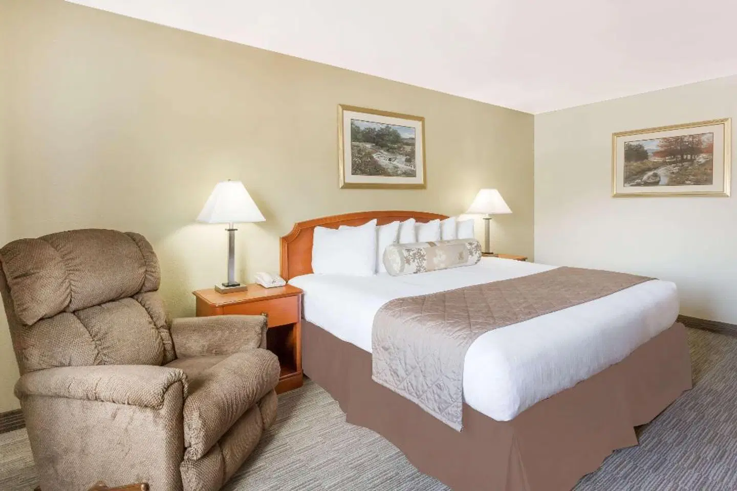 Ramada by Wyndham Ely ROOM_EXAMPLE