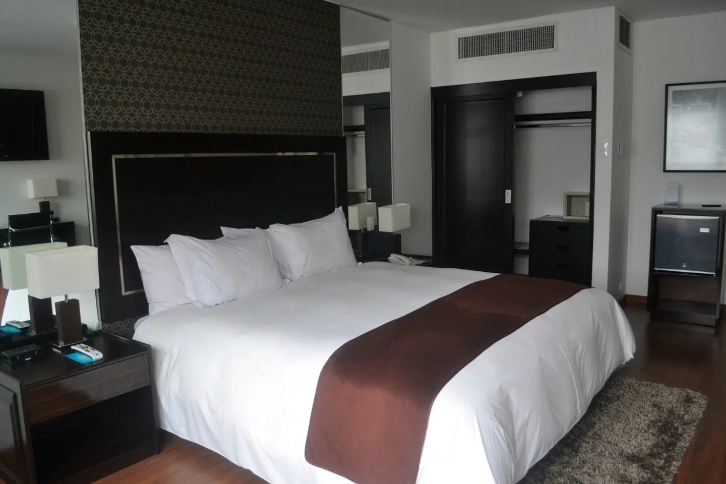 Jose Antonio ROOM_EXAMPLE