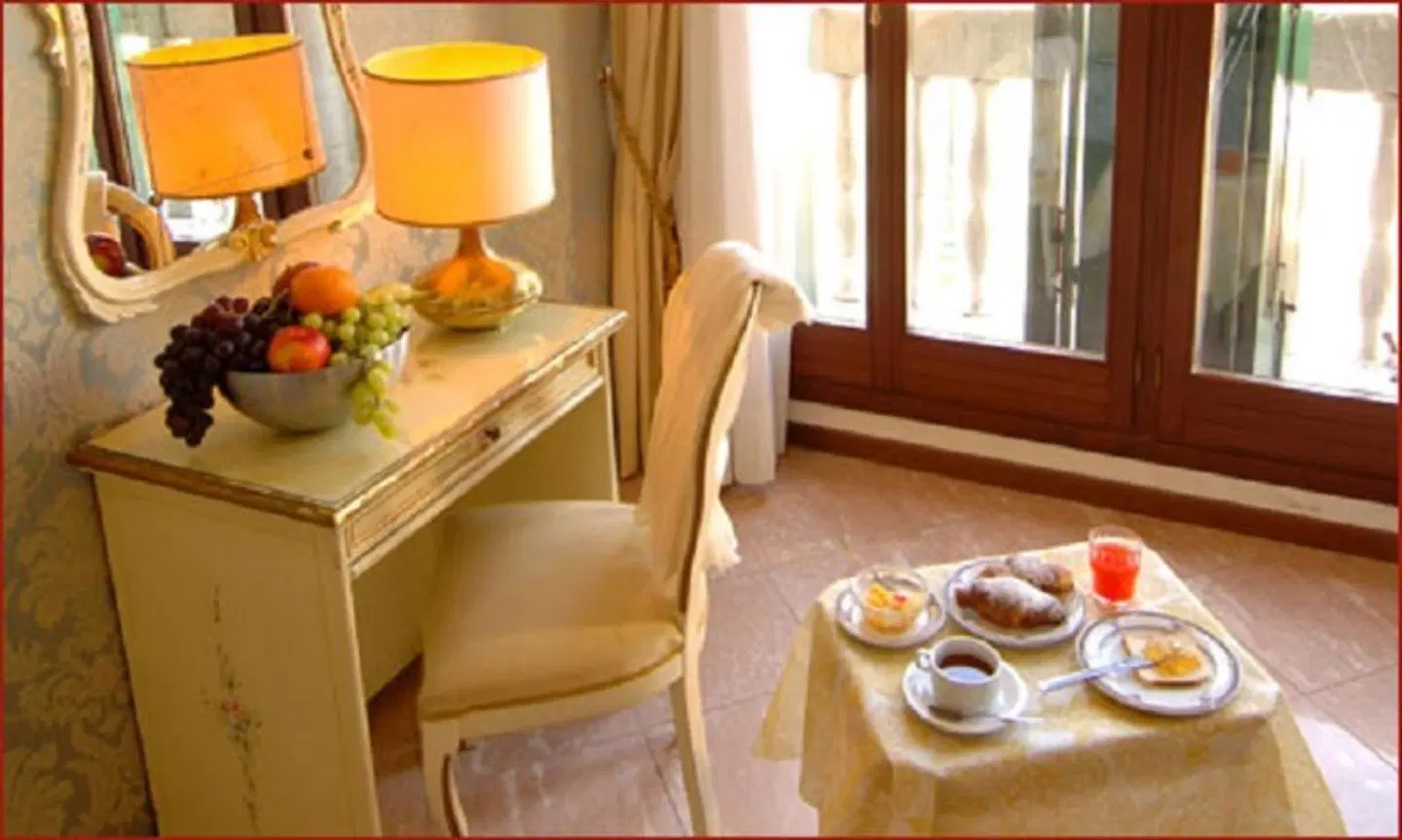 Hotel Canal ROOM_EXAMPLE