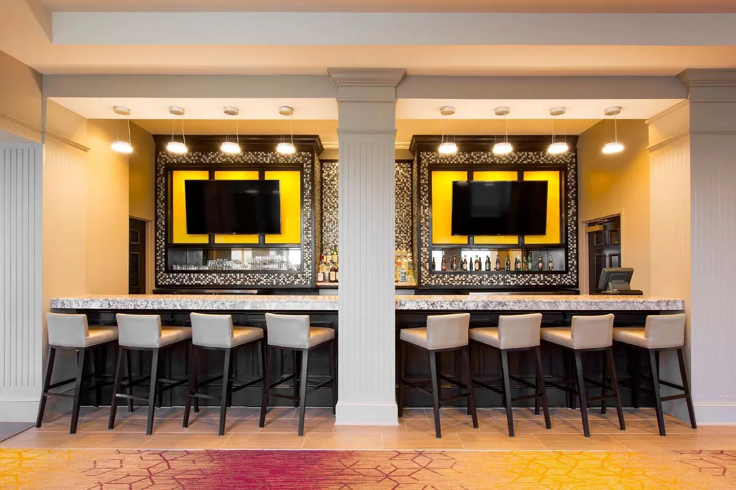 DoubleTree by Hilton Hotel Savannah Historic District Bar