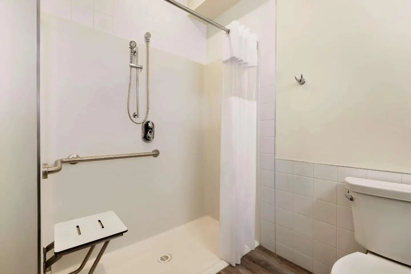 Days Inn by Wyndham 100 Mile House Badezimmer