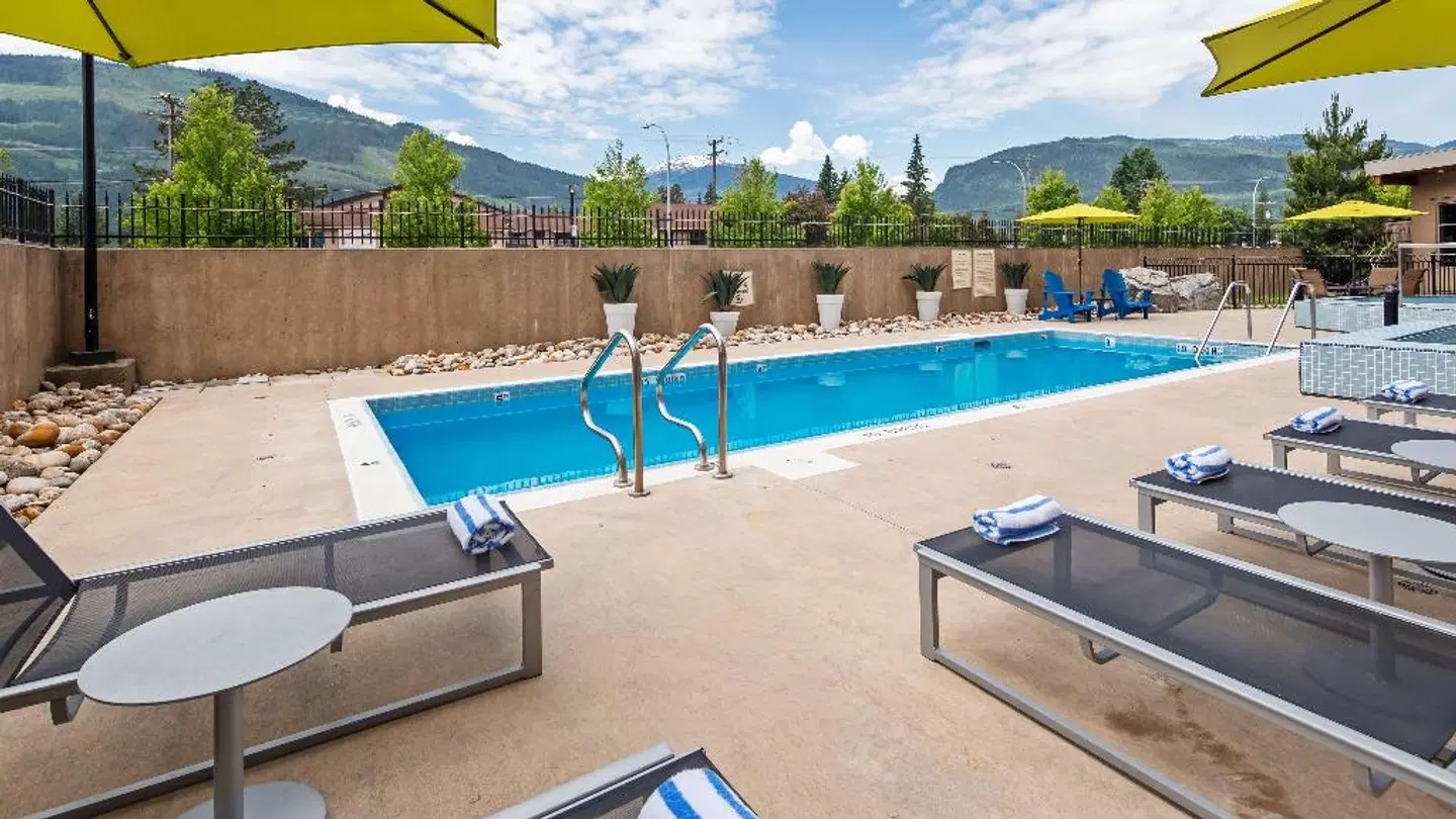 Best Western Plus Revelstoke OUTDOOR_POOL
