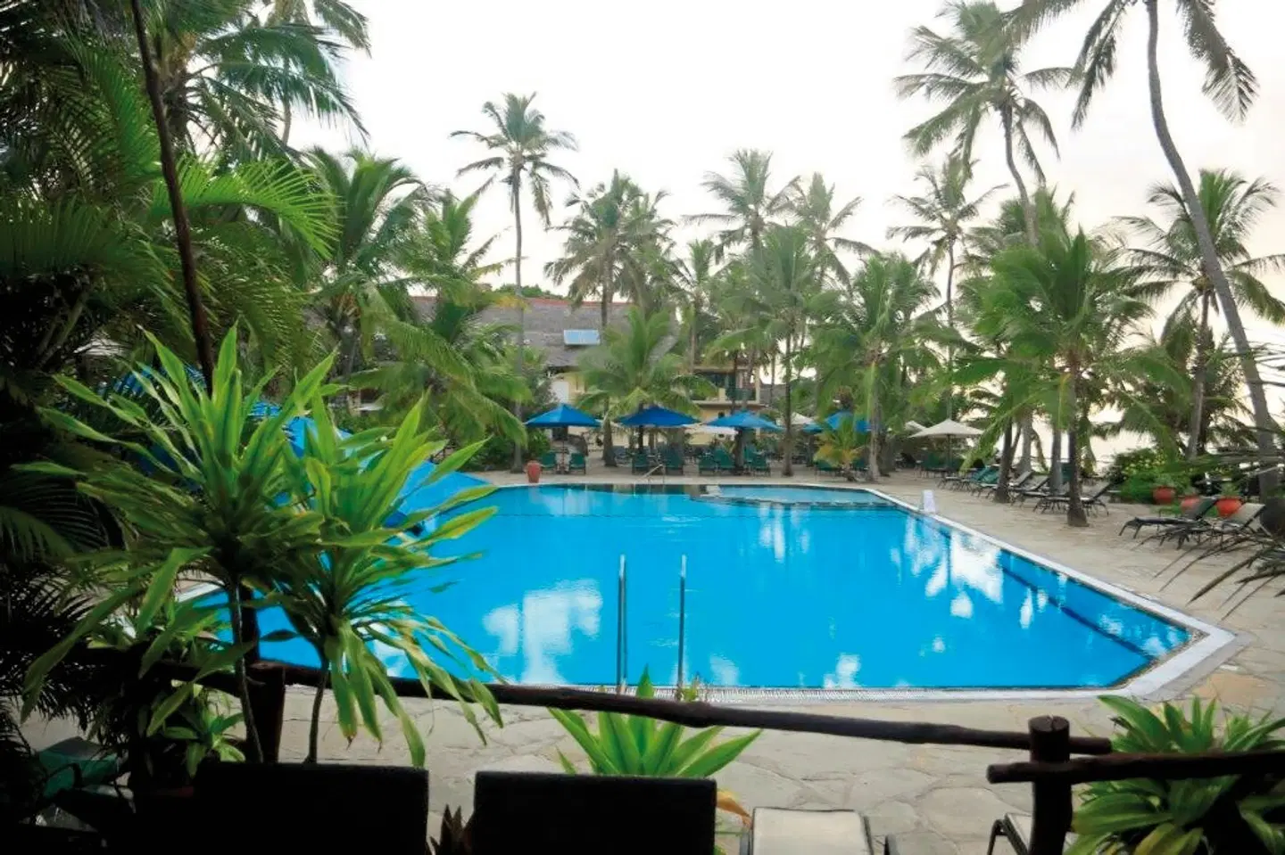 Bahari Beach Hotel OUTDOOR_POOL