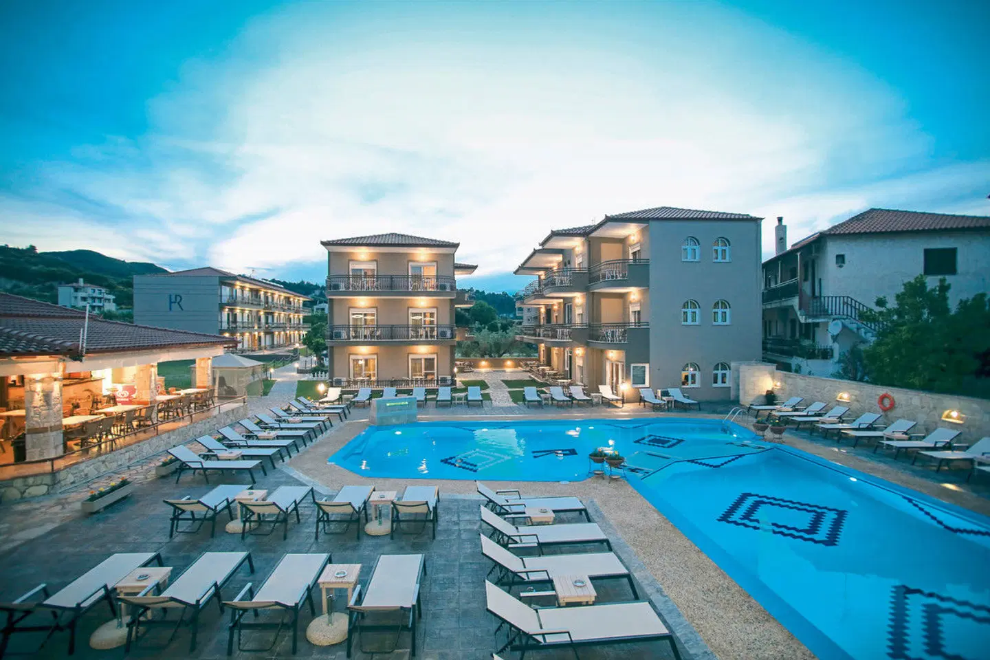 Royal Hotel and Suites OUTDOOR_POOL
