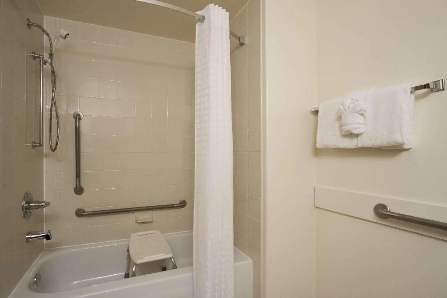 Super 8 by Wyndham Dawson Creek Badezimmer