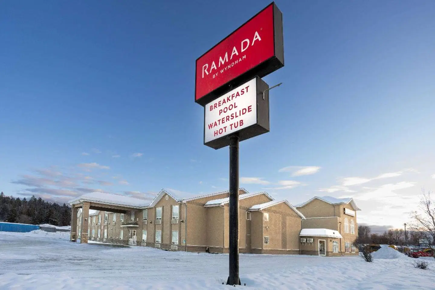 Super 8 by Wyndham Cranbrook EXTERIOR