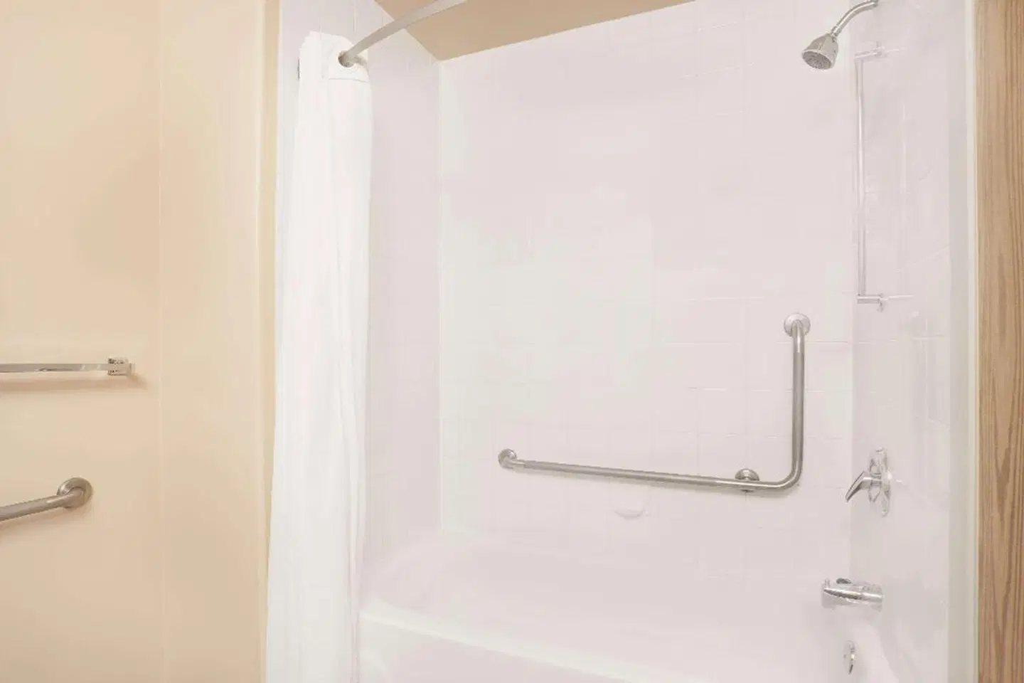 Super 8 by Wyndham Cranbrook Badezimmer