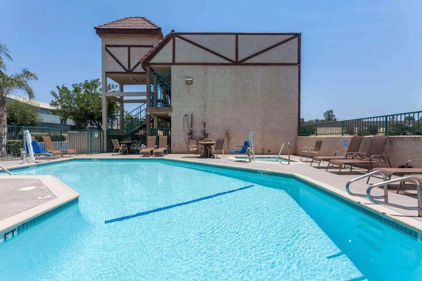 Howard Johnson by Wyndham Norco OUTDOOR_POOL