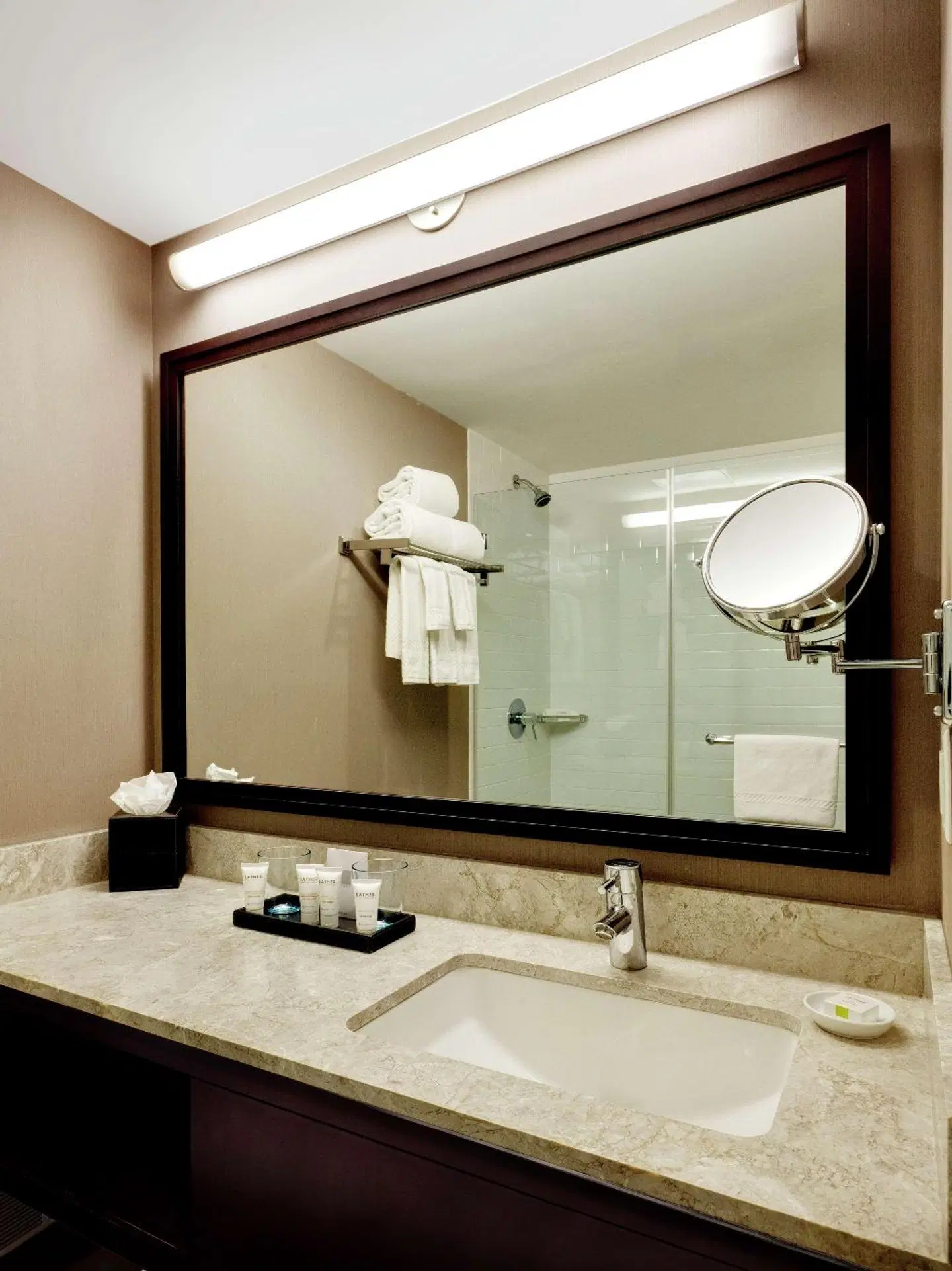 Distrikt Hotel New York City, Tapestry Collection by Hilton Badezimmer