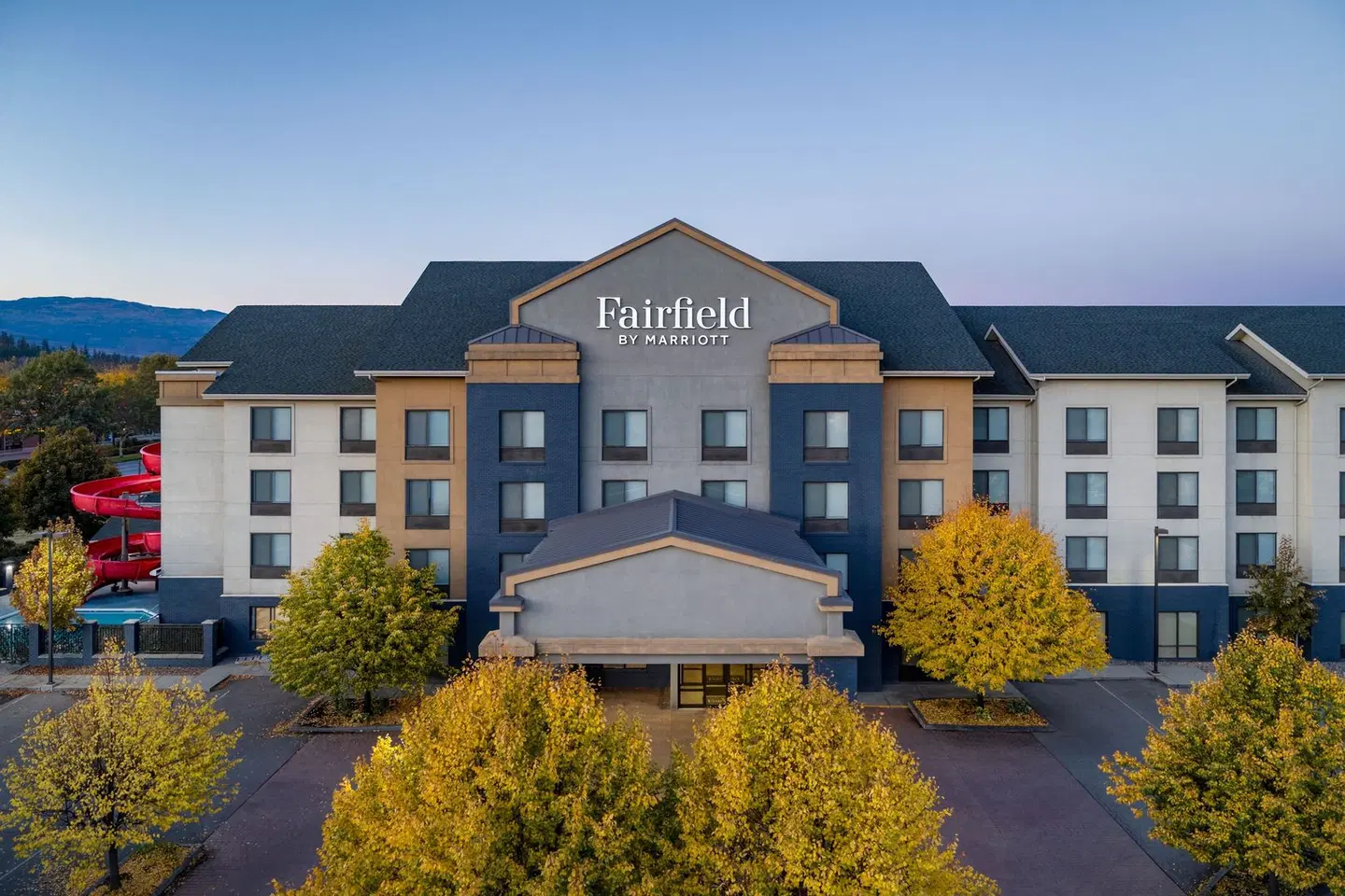 Fairfield Inn & Suites by Marriott Kelowna EXTERIOR