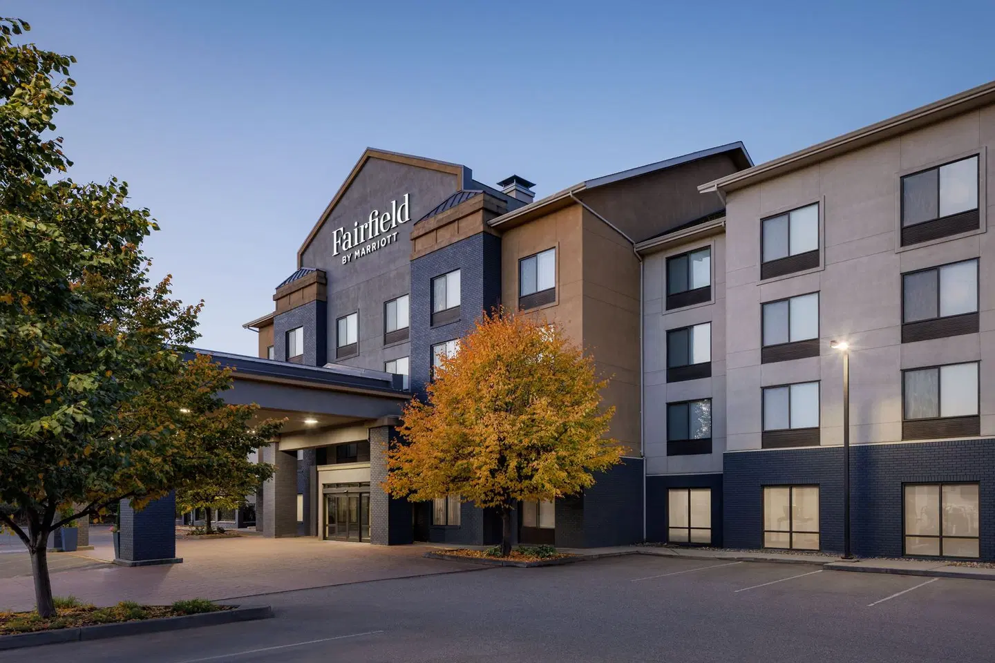 Fairfield Inn & Suites by Marriott Kelowna EXTERIOR