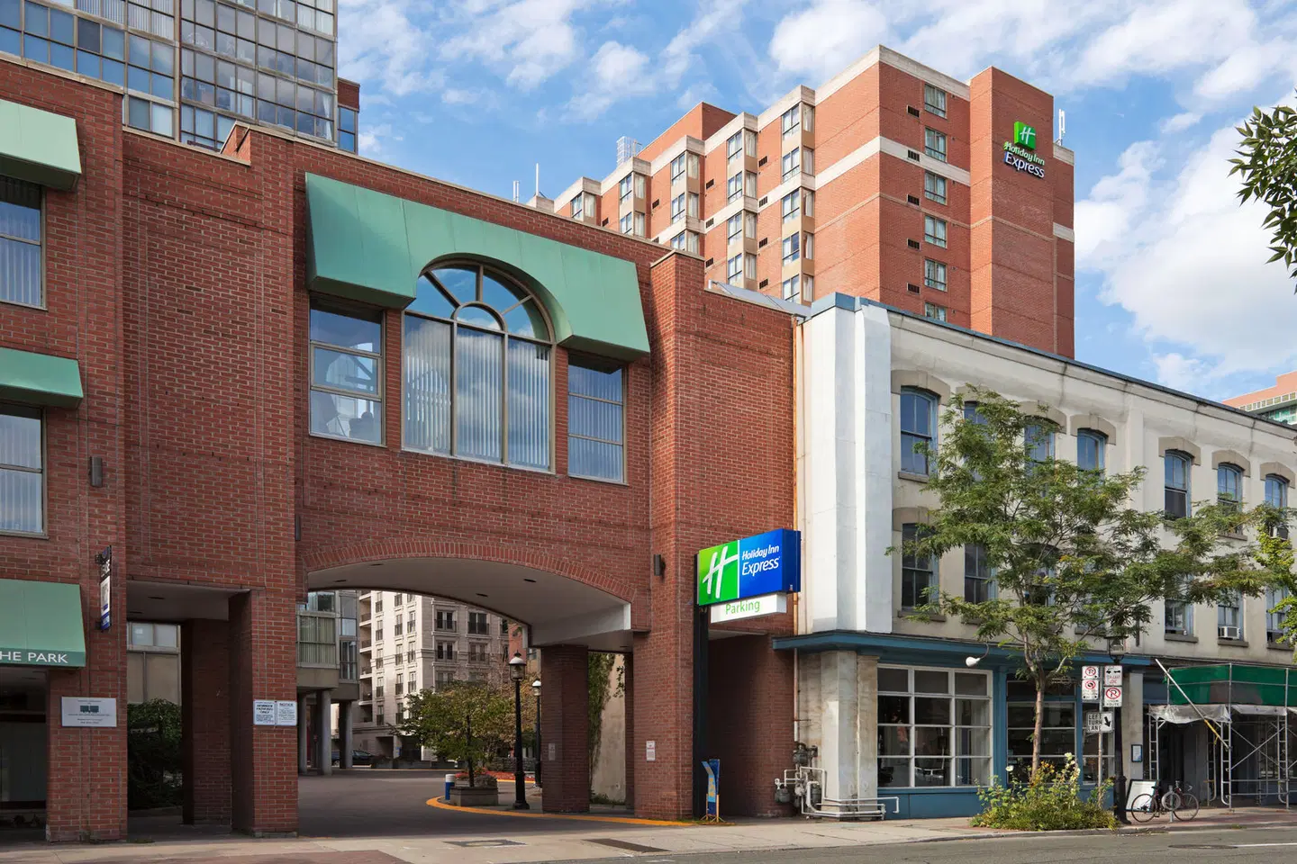 Holiday Inn Express Toronto Downtown EXTERIOR