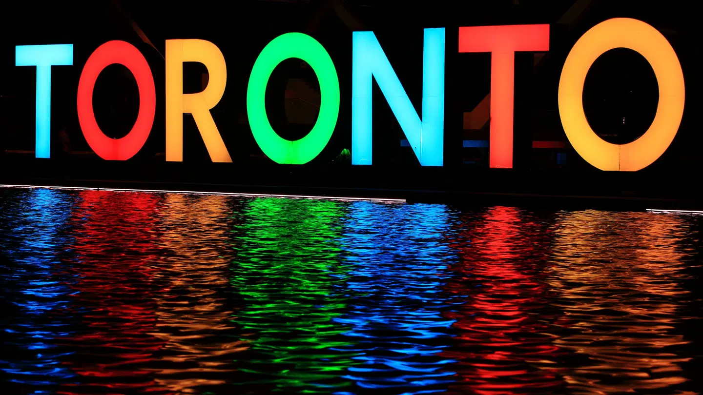 Holiday Inn Express Toronto Downtown EXTERIOR