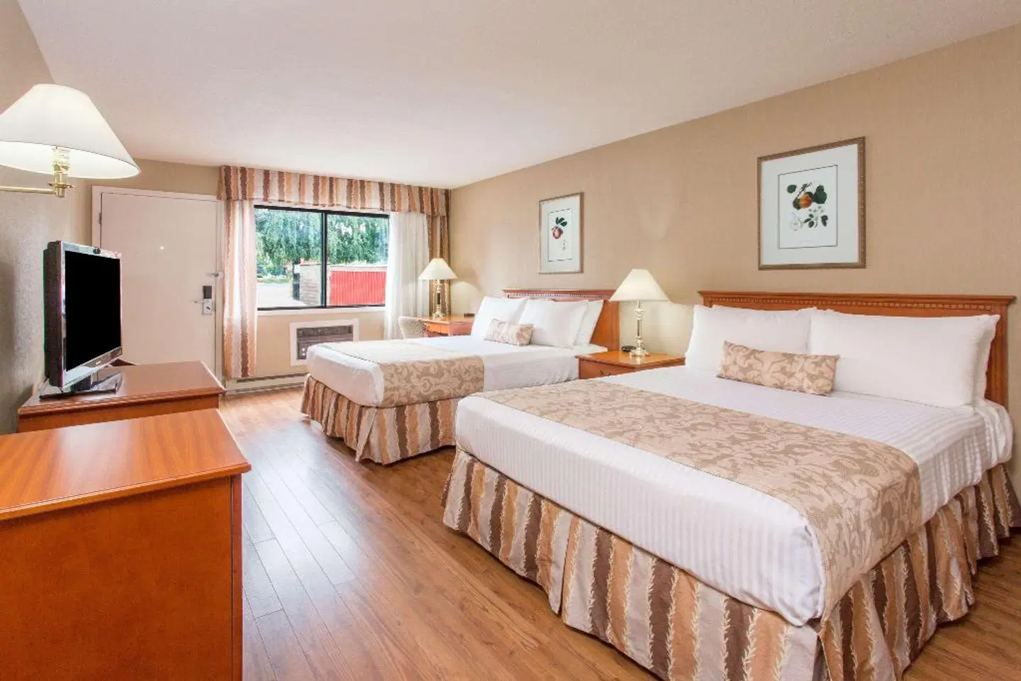 Ramada Hotel and Conference Centre Kelowna ROOM_EXAMPLE