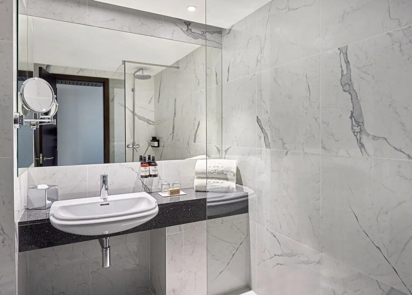 NH Coimbra Dona Inês Badezimmer