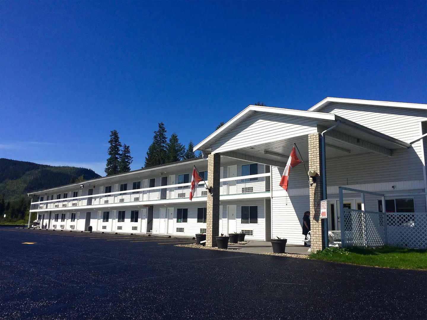 Super 8 by Wyndham Clearwater BC EXTERIOR